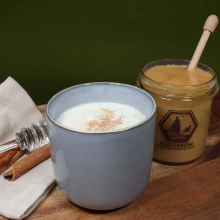 Varm melk med honning og litt kanel