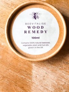 Bildet viser pakningen som bivoks til møbler av tre leveres i