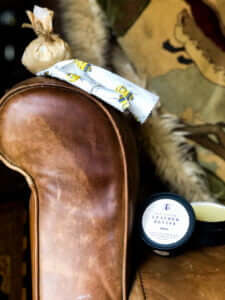 Skinnbalsam påført på en del av skinnsofaen