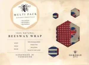 Tre ulike bivokspapir med britisk flagg, rød-hvitrutet mønster og blå-hvite striper – miljøvennlige matomslag laget av bivoks, bomull og jojobaolje.